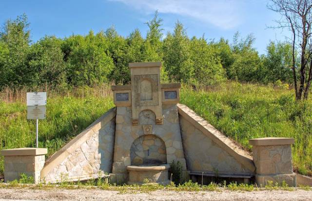 Kamienna studnia z przełomu XIX i XX w. w Harbutowicach
