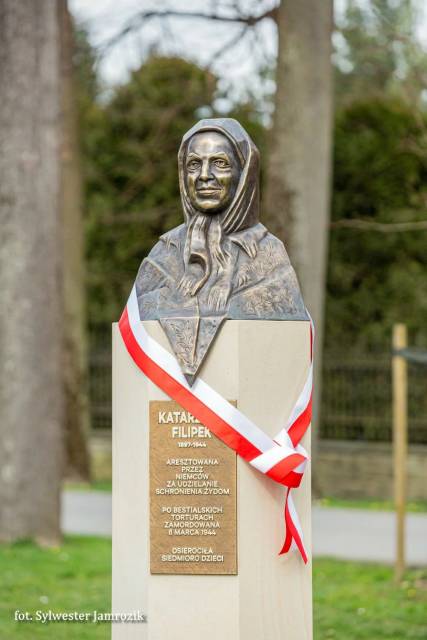 Pomnik Katarzyny Filipek - Sprawiedliwej wśród Narodów Świata w Tokarni