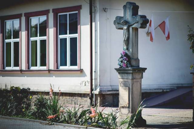 Krzyż (pamiątka rabacji galicyjskiej) koło starej szkoły w Wiśniowej 