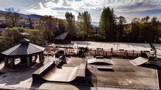 Strefa rekreacyjna [scena, skatepark, tężnia] w Lubniu